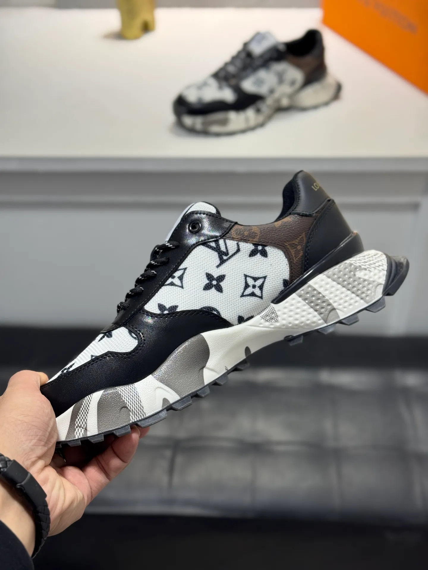 Men's shoes 💰440 [New style] 🐬🐬Top original order - Louis Vuitton®️ Trendy and fashionable yet low-key men's casual shoes, LV cowhide upper, comfortable and breathable, mesh lining, original rubber outsole, two colors available ~ a must-have for sportsmen. Size: 38-44 (45 customized